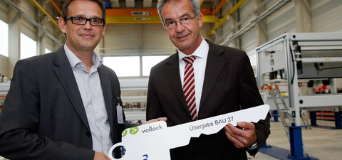 Schlüsselübergabe nach Rekordbauzeit: Vollack stellt neue Montagehalle für Reifenhäuser fertig