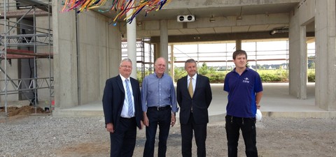 Bürgermeister Klaus-Werner Jablonski, Investor Hans-Werner Pütz, TX-Logistik Vorstand Karl Michael Mohnsen und Polier Benedikt Weckbäcker (v.l.n.r.).