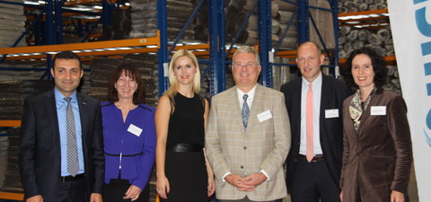 Unternehmertreff im Teppichlager – Freie Flächen im Junkersring werden kanpper Caglar Kepekci (Medipa), Leonie Schneider-Kuttig (Unternehmerclub pro Troisdorf), Banu Kepekci (Medipa), Bürgermeister Klaus-Werner Jablonski, Wirtschaftsförderer Jürgen Sturm, Bundestagsabgeordnete Elisabeth Winkelmeier-Becker