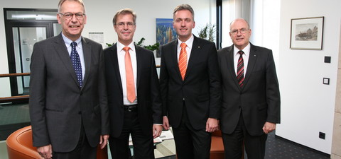 Foto v. l.: Dr. Martin Schilling, Holger Hürten, Prof. Dr. Martin Jonas und Peter Biller