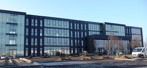Das neue Bürogebäude der TX LOGISTIK AG kurz vor seiner Fertigstellung im April 2015. Foto: TX LOGISTIK AG